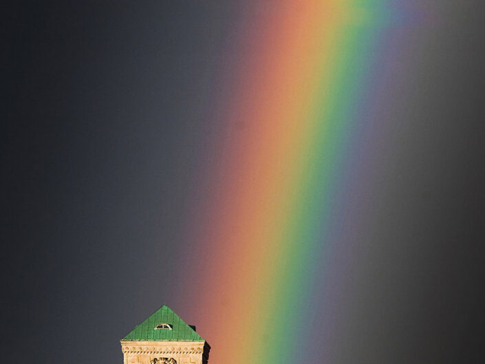 Regenbogen über dem Rathaus in Mülheim